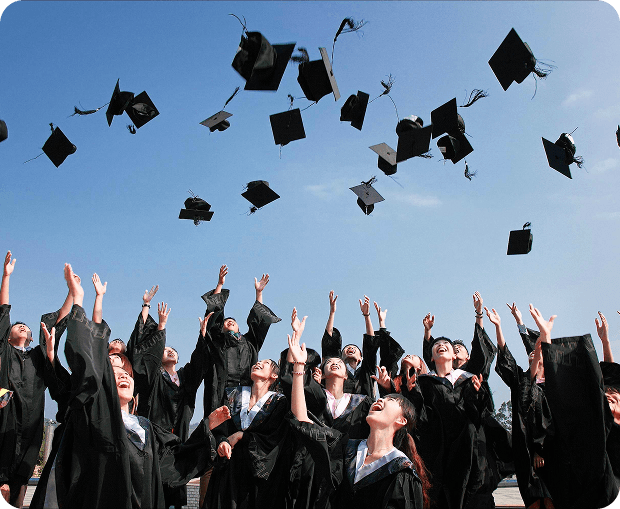 Estudantes comemorando a graduação